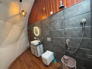 卡绍利Glamp Retreat Kasauli的浴室里有马桶、洗手池和淋浴。