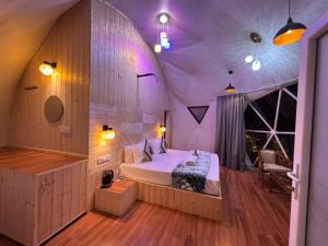卡绍利Glamp Retreat Kasauli的帐篷里有一张床的卧室