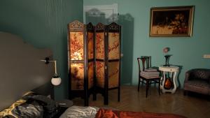 una stanza con quattro mobili alti in legno in una stanza di Melina Studio a Timişoara