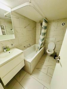 Et badeværelse på Gemütliches Wohnung für Familien und Gruppen