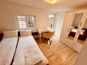 En eller flere senge i et værelse på Gemütliches Wohnung für Familien und Gruppen