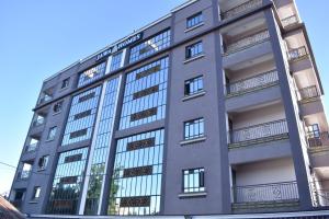 ein Bürogebäude mit Seitenglasfenstern in der Unterkunft Serene Stays in Naivasha