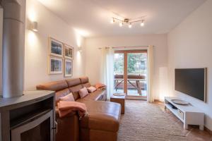 博希尼Chalet Fisherman's Cottage的带沙发和电视的客厅