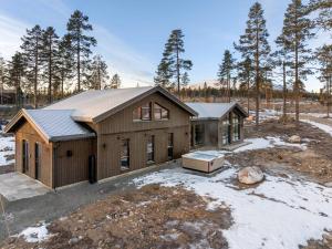 una casa in un campo con neve e alberi di Luxury Chalet, Spacious, Jacuzzi & Sauna by Vacation Trysil a Trysil Altre 39 foto