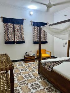 En eller flere senge i et værelse på Reef Nungwi House