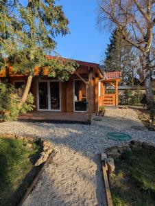 eine Blockhütte mit einem Kieshof davor in der Unterkunft Chalet lohr in Lohr