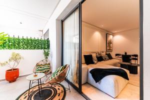 Postel nebo postele na pokoji v ubytování New Architect & Design Studio - CFC & Maarif