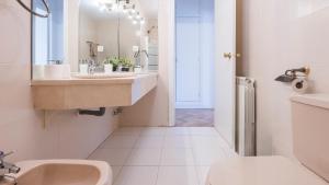 un bagno con lavandino e WC di Casa Paseo del Tajo Parking Incluido - Living Toledo a Toledo Altre 42 foto