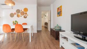 un soggiorno con tavolo, sedie e TV di Casa Paseo del Tajo Parking Incluido - Living Toledo a Toledo