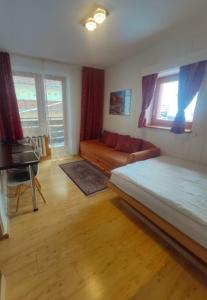 En eller flere senge i et værelse på BLISKO DEPTAKA - Apartamenty i Pokoje