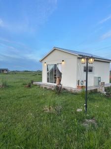 een klein wit huis in het midden van een veld bij Epona in Marcos Paz