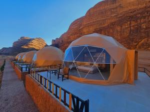 una fila di tende allineate nel deserto di Malak rum luxury camp a Wadi Rum