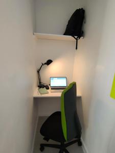 een bureau met een laptop en een stoel bij AB Studio in Roubaix