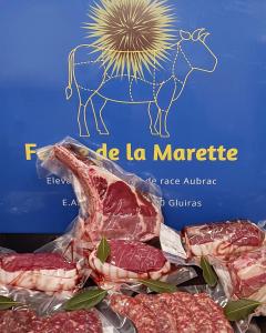 een verpakking vlees met een afbeelding van een koe bij Camping à la Ferme de la Marette in Gluiras