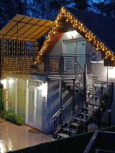 帕利克RB Apartment 1 (SPA) & 2的一座房子,上面有灯