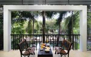 een eetkamer met een tafel en vier stoelen bij The Forest in Siem Reap