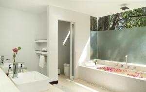 een badkamer met een wastafel en een bad met een raam bij The Forest in Siem Reap +49 foto's