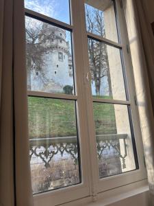 una finestra con vista su una torre di Résidence ARTHUS Ménalippe a Pierrefonds