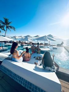 een groep mensen naast een zwembad bij Koh Chang Resort in Ko Chang