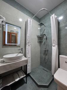 埃里温MargaryanS hotel的浴室配有洗手池和淋浴 更多42张照片