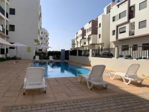 Swimmingpoolen hos eller tæt på Dar Lakbira Bouznika