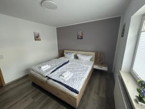 een slaapkamer met een bed met witte lakens en kussens bij Ferienwohnungen zur Elsa in Waldeck +3 foto's