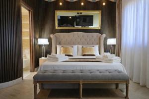 En eller flere senge i et værelse på Ermes Suite Collection