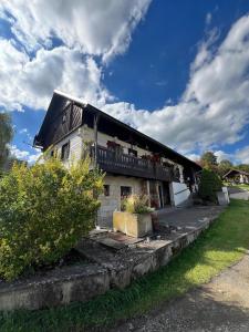 een huis met een balkon erbovenop bij Roubenka Doubravice in Hrubá Skála