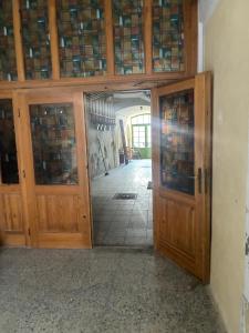 een toegang tot een kamer met houten deuren bij U Radnice Šumperk in Šumperk