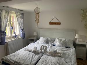 une chambre avec un lit avec deux animaux en peluche dessus dans l'établissement Roubenka Doubravice, à Hrubá Skála