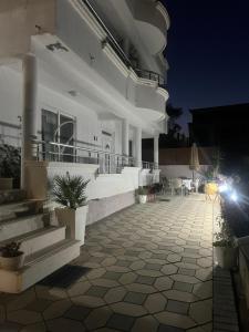 Bygningen som pensionatet ligger i + 15 billeder