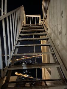 un escalier menant à un bâtiment la nuit dans l'établissement All khair hotel, à Murree