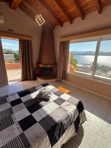 En eller flere senge i et værelse på Penthouse Studio next to the Sea