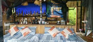 een bed in een kamer met kussens erop bij เวนิสบ้านเวร in Ban Khun Nam Nan