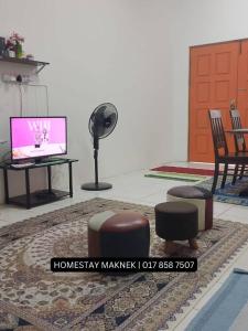 Et tv og/eller underholdning på Homestay Maknek + 4 billeder