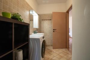 博希尼Chalet Fisherman's Cottage的配有洗衣机和水槽的浴室 更多37张照片