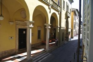 a man standing in an alleyway between two buildings at Ghibellino B&B in Arezzo