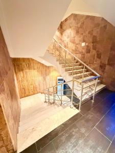 una scala a chiocciola in una camera con parete in pietra di Iris life حياة ايريس a Gedda