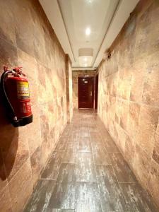 un corridoio con un estintore su un muro di Iris life حياة ايريس a Gedda Altre 2 foto