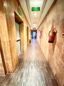 un corridoio vuoto di un edificio con una borsa sul muro di Iris life حياة ايريس a Gedda