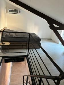 een trap met een bed in een kamer bij Maison f2 avec cour privative in Montceau-les-Mines