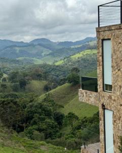 un edificio con vista su una montagna di Terraços das Estrelas - Refúgio a 3 km do centro de Gonçalves! a Gonçalves
