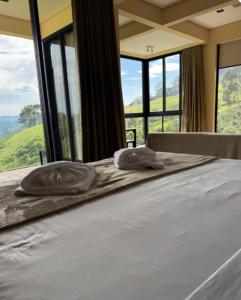 Giường trong phòng chung tại Terraços das Estrelas - Refúgio a 3 km do centro de Gonçalves! +126 ảnh