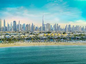 een uitzicht op een stad met een strand en gebouwen bij Luxe Villa in Dubai