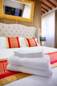 En eller flere senge i et værelse på Ermes Suite Collection + 20 billeder