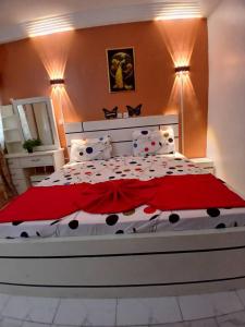 เตียงในห้องที่ Résidence Latifa Angré