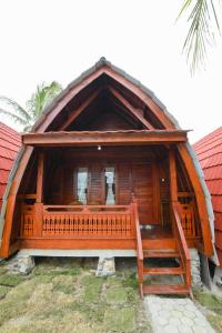 a large wooden house with a gambrel roof at Laoceva vila in Padangnegeri