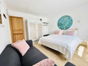 a bedroom with a bed and a couch at Vakantiehuis Cédric in mesen