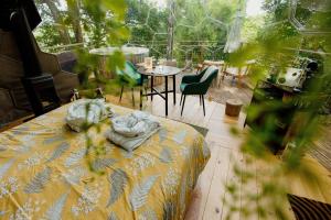 ein Zimmer mit einem Bett, einem Tisch und Stühlen in der Unterkunft les bulles perchées de lartigue in Margouët-Meymès