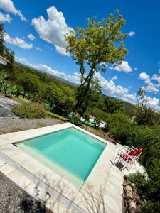 een zwembad met twee ligstoelen ernaast bij El Satélite in Cordoba
